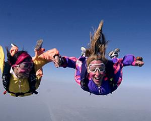 107950-Paradive.jpg מפגן צניחה לפורים