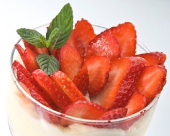 188372-tutim.jpg תותים בשמנת באייסברג