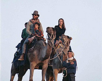 190636-family-on-camel.jpg פורים בחאן שחרות