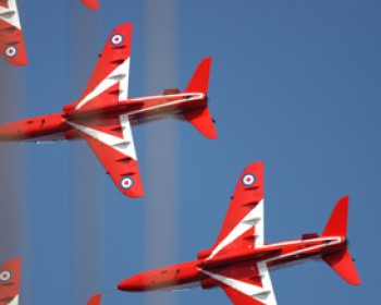 209171-redarows.jpg מטס חיל האויר ביום העצמאות