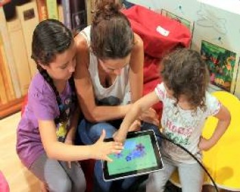 2496-Hebrew-for-children.JPG שעת סיפור לילדים בנמל ת"א