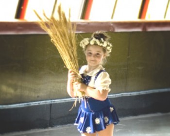 274299-shavuptonice.jpg שבועות במרכז קנדה במטולה