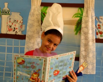 2771-סיפור-לחנוכה-במוזיאון-הפתוח-בעומר-גברת-קרש-ומר-מערוך2.jpg שעת סיפור עם גברת קרש ומר מערוך