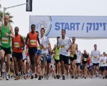 2993-maraton-tel-aviv.JPG מרתון ג'ילט תל אביב 2013 מציג זו השנה השנייה מיני מרתון ילדים