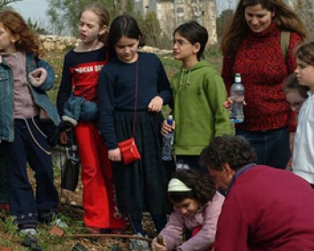 356266-tubshvat2010.jpg הפנינג ט"ו בשבט בגן הבוטני בירושלים