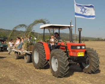 טקס הבאת ביכורים בכפר יהושע