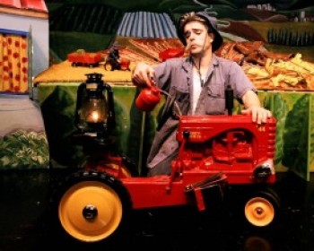 357295-the-track-in-the-sand-box.jpg הטרקטור בארגז החול