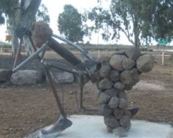 357538-sculpture.JPG פסטיבל פיסול בבזלת בפארק עורבים בגולן