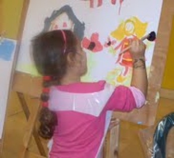 תערוכת ציורים של ילדים ילדים מציירים בצבעים של תקווה