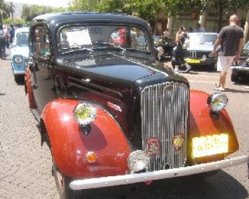 360421-Antique-car.JPG תצוגת מכוניות אספנות בכרמיאל- אירועי שבועות 2012