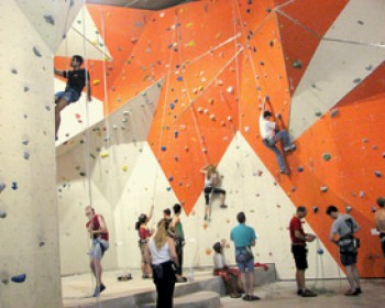 361068-climbwall1.jpg הפנינג במרכז הישראלי לטיפוס ספורטיבי