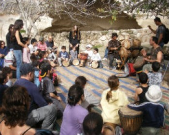 364033-PLAYING-ON-DRUMS.jpg טיולים לכל המשפחה עם רשות הטבע והגנים