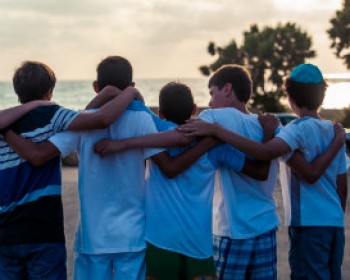 364142-KIDS-HUGING.jpg פעילות לכל המשפחה: קבלת שבת ברוח מחנה קיץ ברמת השרון
