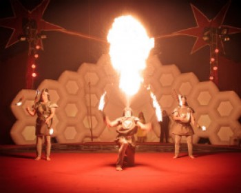 364340-FIRE-FLORENTIN.jpg הינומיזו - מופע האש והמים של קרקס פלורנטין בפסח 2014