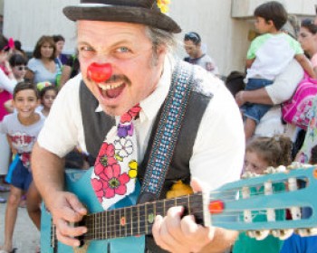 365706-CLOWN-GUITAR.jpg פסטיבל נתניה לליצנות - מופעים לכל המשפחה בחינם