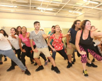 366286-DANCE.jpg בת הים הקטנה - חנוכה לילדים ברחובות