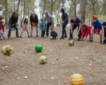 4091-GIRAFFE-PLAYING-KIDS.jpg חפש את המטמון - פעילות לכל המשפחה בנחל אלכסנדר - ארכיון