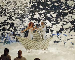 56459-kraktuk-circus.jpg קרקטוק - תיאטרון קרקס מרחף