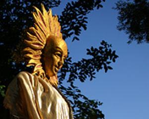 70414-dizengofstatues.jpg עוטף דיזינגוף