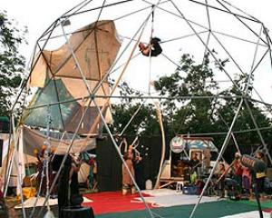 קרקס דאחקה מגיע העירה