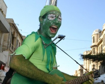 790-frog-man.jpg חגיגה בכובע בקיסריה