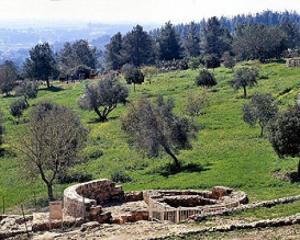 84489-ein-zur.jpg טיול בעיקבות הגיבורים