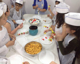 פעילויות יצירה לילדים באוכל עם סינרים.