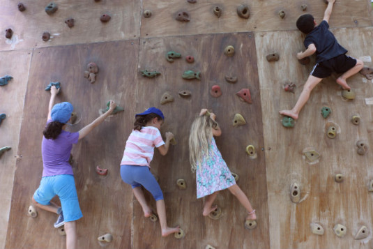 קיר טיפוס - אטרקציות לילדים בפארק הקופים