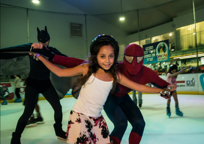 מחליקים עם גיבורי על. צילום: עמרי מזרחי