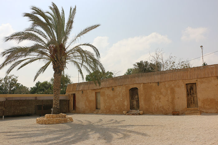 ארמון החוריה בלקייה - מבנה חאן בוץ עתיק ששופץ