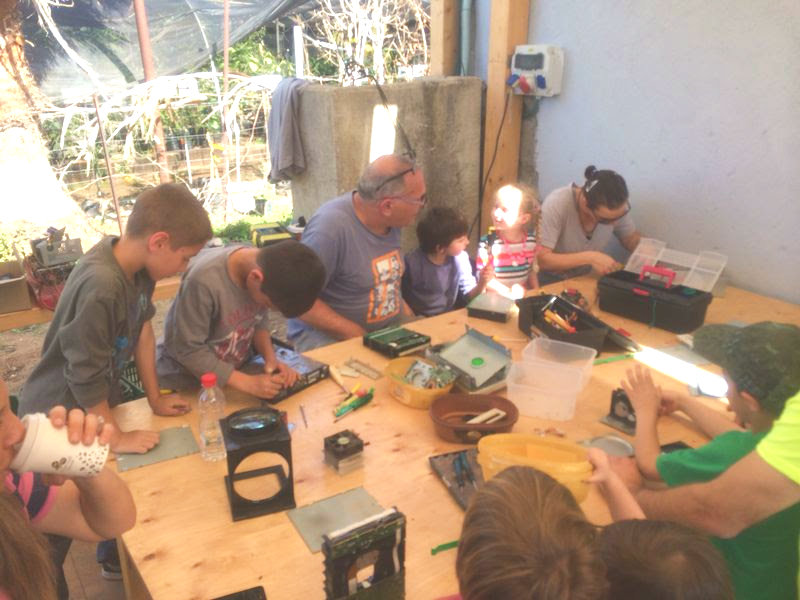 יוצרים בגינת אוכל. צילום: גינת אוכל