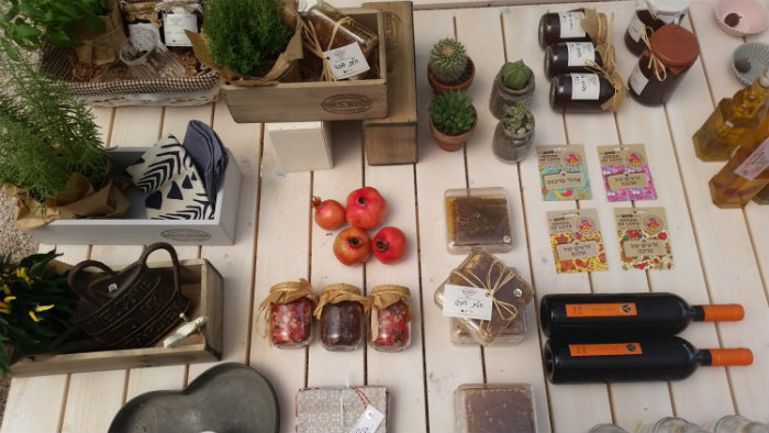 מתנות ומוצרים לחג. צילום: גינת אוכל