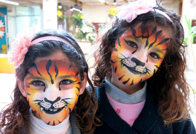 מחופשות ומאופרות במוזיאון הפתוח בתפן צילום דבי מן