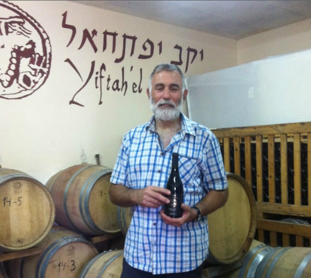 צביקה מסביר ביקב יפתחאל.