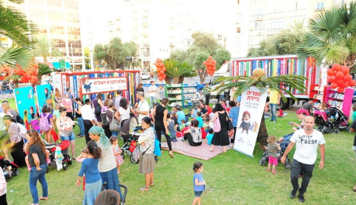 מתחם תקרא תצליח בשבוע הספר כיכר רבין צילום באדיבות ספרי מפתח
