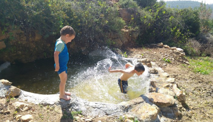 סיורי מעיינות בחבל בנימין- צילום תיירות בנימין