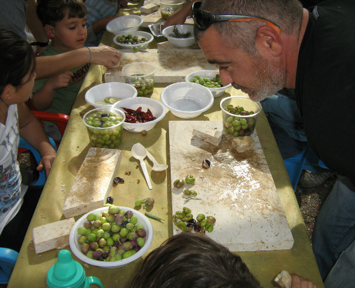 פסטיבל הזית בדג בכפר.