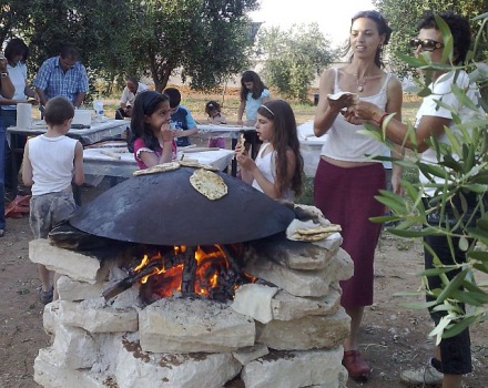 פיתות על הטאבון בגינת אוכל.