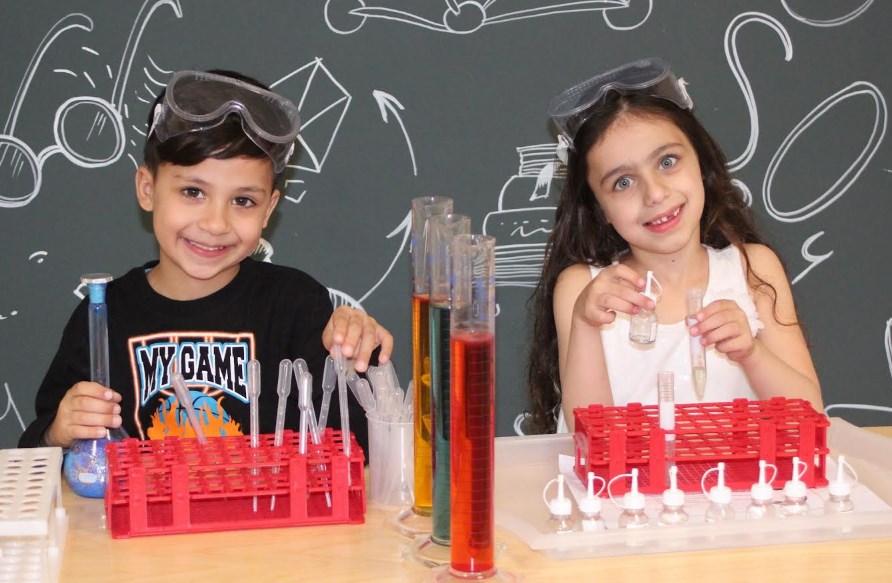 אלון קריית השרון אאוריקה פארק- סדנת כימיה. צילום דניאל קדוש 