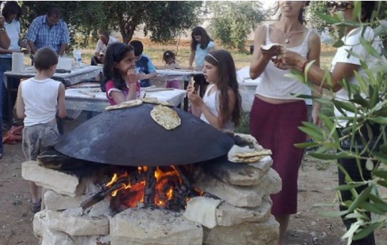 פיתות על הטאבון בחווה בתל אביב.