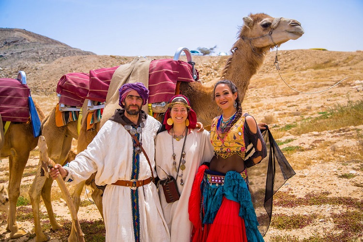 גם שיירת גמלים תעבור כמה פעמים ביום