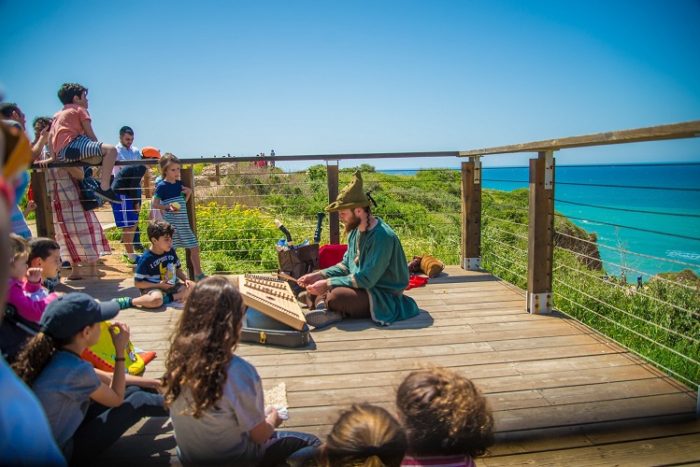 ילדים מטיילים מאזינים לסיפורי אבירים באפולוניה, פעילות לכל המשפחה במרכז