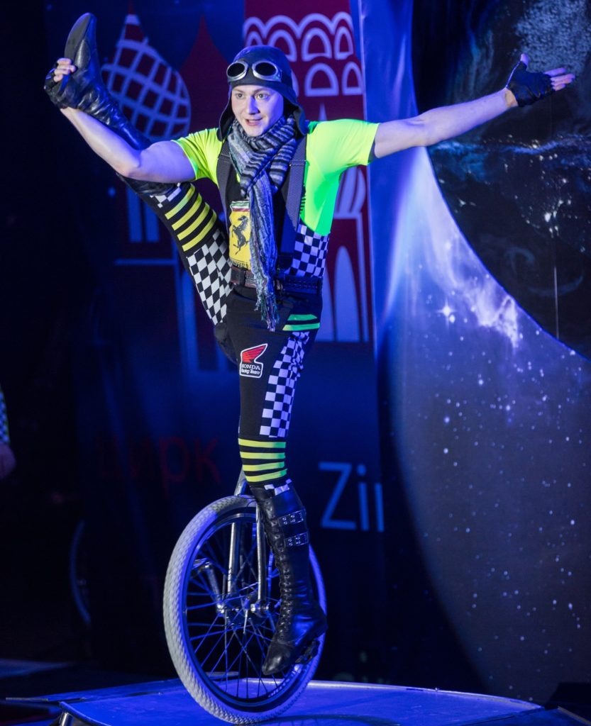 ויקטור עם רגל למעלה על חד אופן