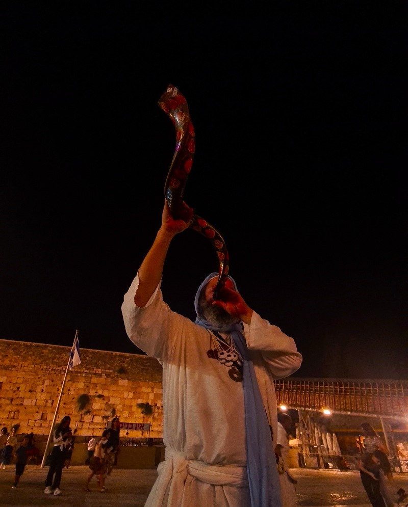 תקיעה בשופר ברחבת הכותל המערבי