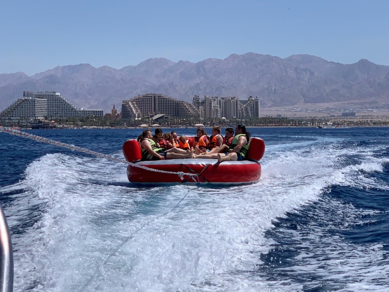 אבובים ומתנפחים על המים 