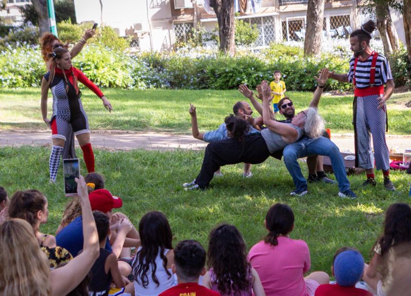 ההורים לא נשארים בצד | צילום: אריק בן ארצי