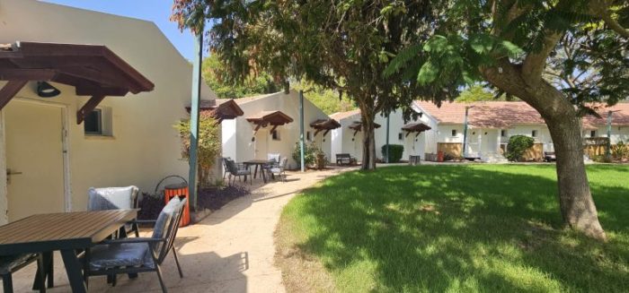 בית הארחה משופץ אלדאה קיבוץ ניר עם דשא וחדרי אירוח.