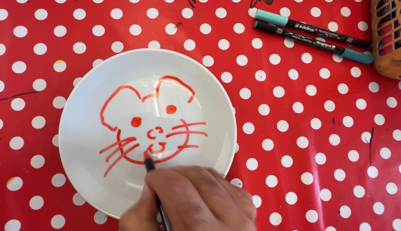 ציור על כלי פורצלן נעמן בכפר מסריק