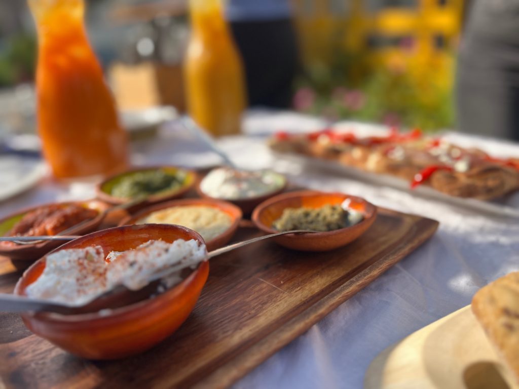 פלורה גבינות משגשגות: לשעבר שירת הרועים