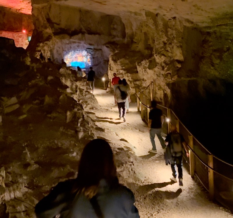 סיורים מודרכים במערת צדקיהו בירושלים